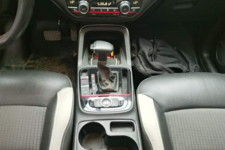 Used Qoros 5 2017 1.6T Automatic Prestige Model Gear Lever