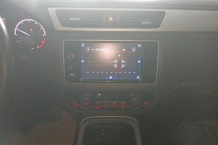Used Qoros 5 2017 1.6T Automatic Prestige Model Audio And AC Panel