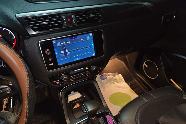 Used Qoros 5 2017 1.6T Automatic Flagship Model Audio And AC Panel