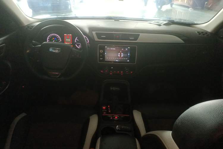 Used Qoros 5 2017 1.6T Automatic Prestige Model Center Console