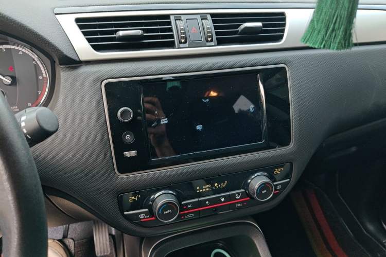 Used Qoros 5 2017 1.6T Automatic Prestige Model Audio And AC Panel
