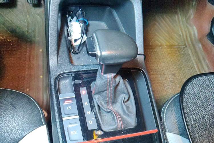 Used Qoros 5 2017 1.6T Automatic Prestige Model Gear Lever