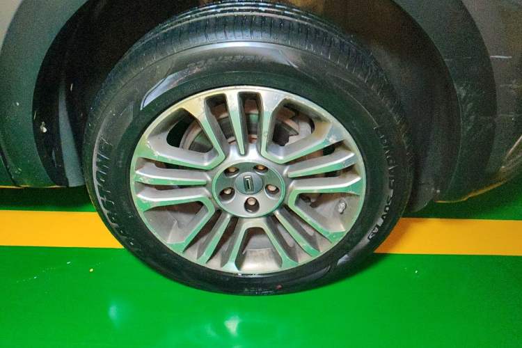 Used Qoros 5 2017 1.6T Automatic Prestige Model Right Front Wheel Hub