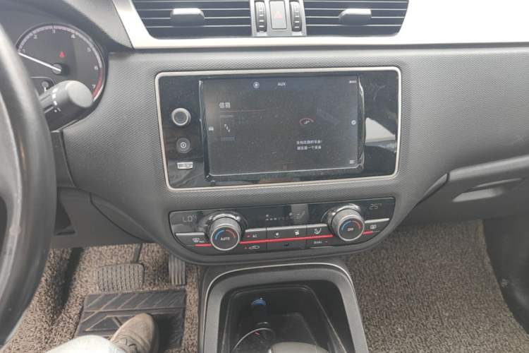 Used Qoros 5 2017 1.6T Automatic Prestige Model Audio And AC Panel