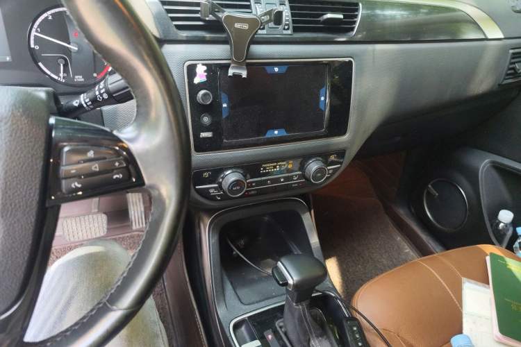 Used Qoros 5 2017 1.6T Automatic Flagship Model Audio And AC Panel