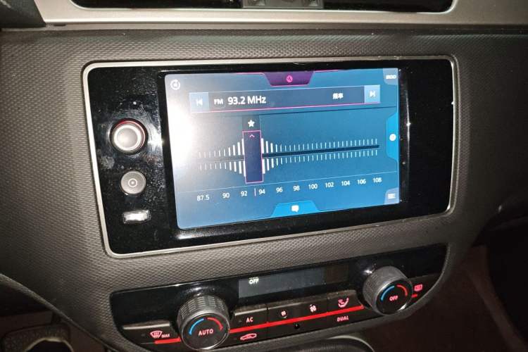 Used Qoros 5 2017 1.6T Automatic Prestige Model Audio And AC Panel