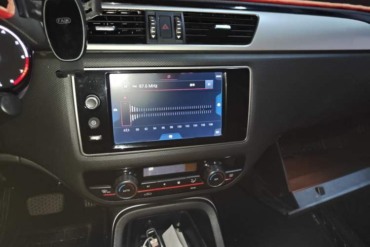 Used Qoros 5 2017 1.6T Automatic Prestige Model Audio And AC Panel