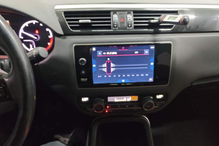 Used Qoros 5 2017 1.6T Automatic Flagship Model Audio And AC Panel