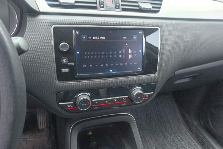 Used Qoros 5 2017 1.6T Automatic Prestige Model Audio And AC Panel