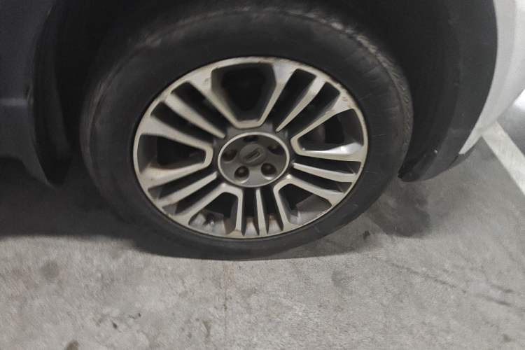 Used Qoros 5 2017 1.6T Automatic Prestige Model Right Front Wheel Hub