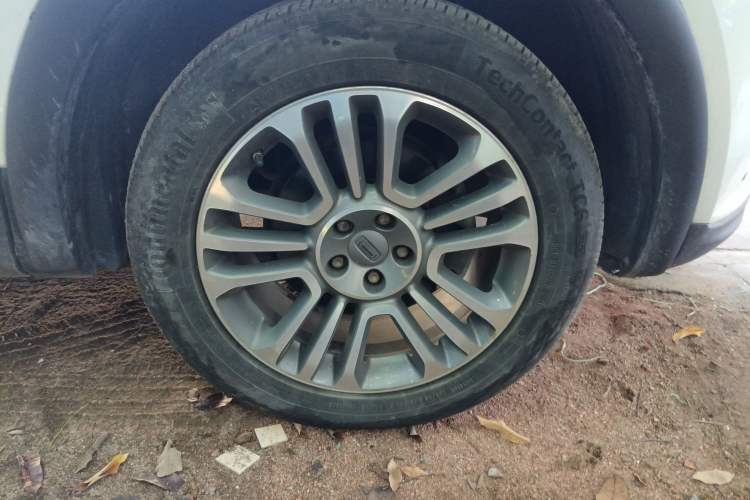 Used Qoros 5 2017 1.6T Automatic Prestige Model Right Front Wheel Hub