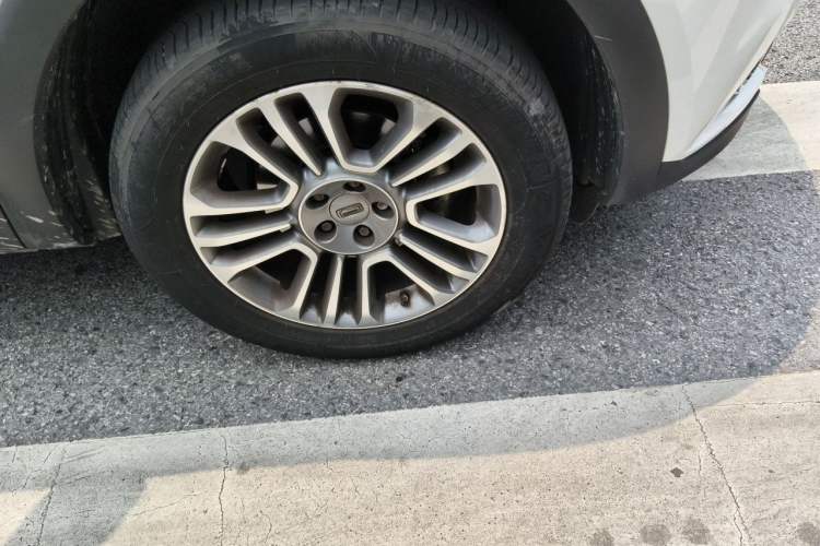 Used Qoros 5 2017 1.6T Automatic Prestige Model Right Front Wheel Hub