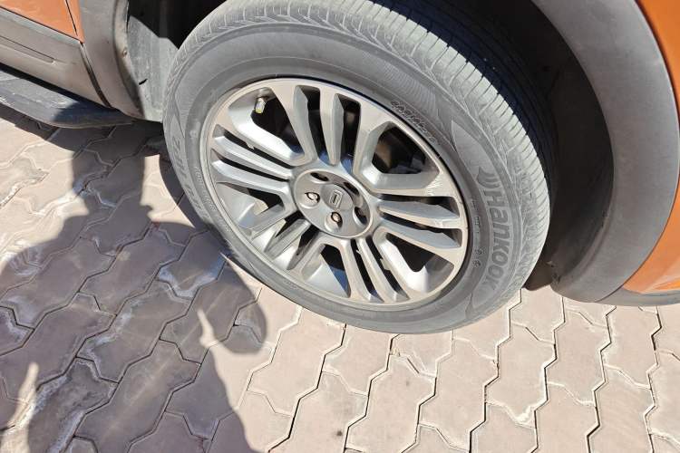 Used Qoros 5 2017 1.6T Automatic Prestige Model Right Front Wheel Hub
