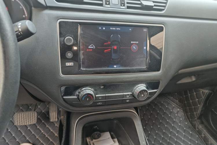 Used Qoros 5 2018 Revised Version 1.6T Automatic Leading Edition Audio And AC Panel