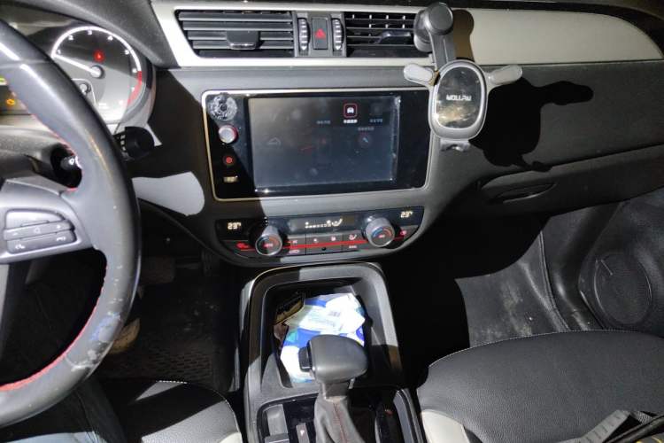 Used Qoros 5 2018 1.6T Automatic Prestige Model Audio And AC Panel