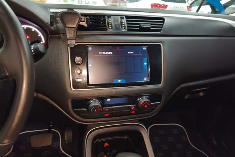 Used Qoros 5 2018 Revised Version 1.6T Automatic Leading Edition Audio And AC Panel