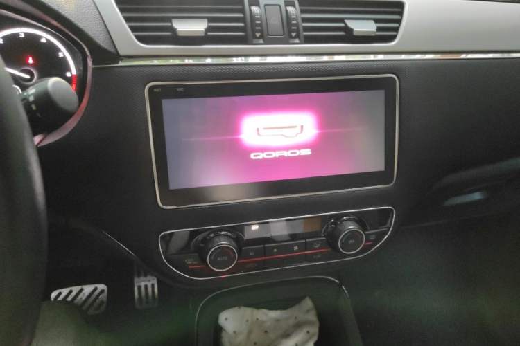 Used Qoros 5 2018 1.6T Automatic Prestige Model Audio And AC Panel