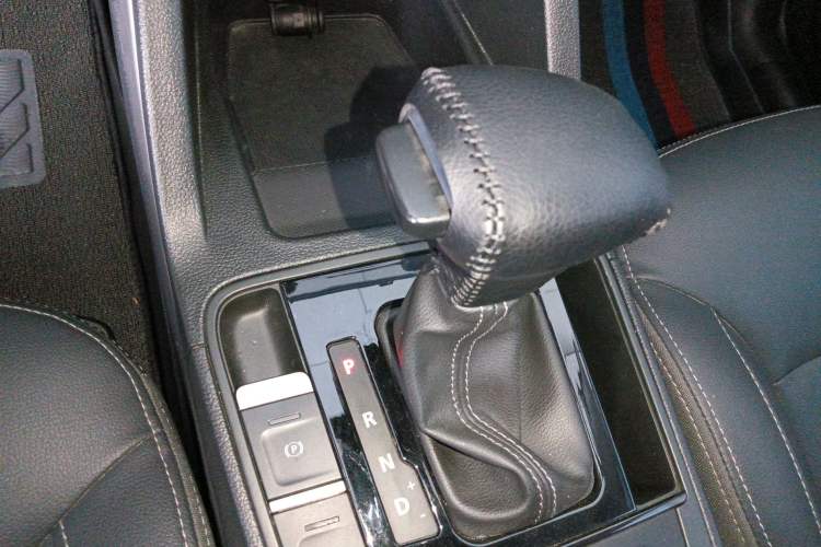 Used Qoros 5 2018 Revised Version 1.6T Automatic Leading Edition Gear Lever