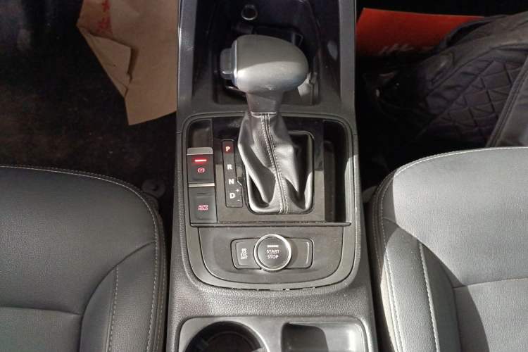 Used Qoros 5 2018 Revised Version 1.6T Automatic Leading Edition Gear Lever