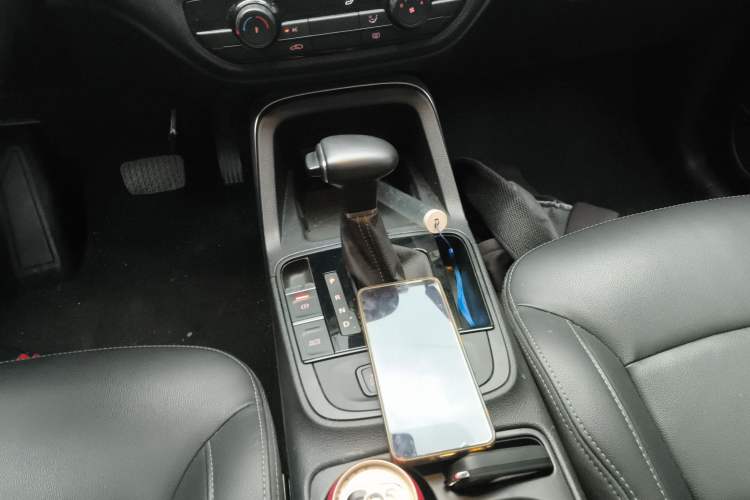 Used Qoros 5 2018 Revised Version 1.6T Automatic Leading Edition Gear Lever