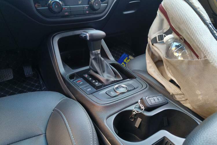Used Qoros 5 2018 Revised Version 1.6T Automatic Leading Edition Gear Lever