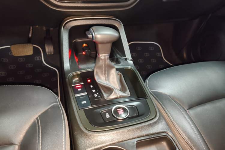 Used Qoros 5 2018 Revised Version 1.6T Automatic Leading Edition Gear Lever