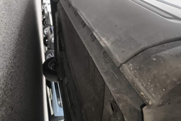 Used Qoros 5 2018 Revised Version 1.6T Automatic Leading Edition Right Side Sill