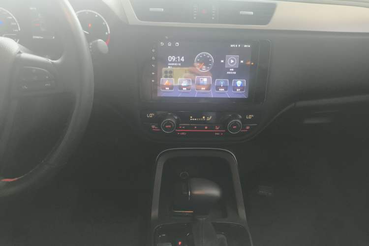 Used Qoros 5 2018 1.6T Automatic Prestige Model Audio And AC Panel