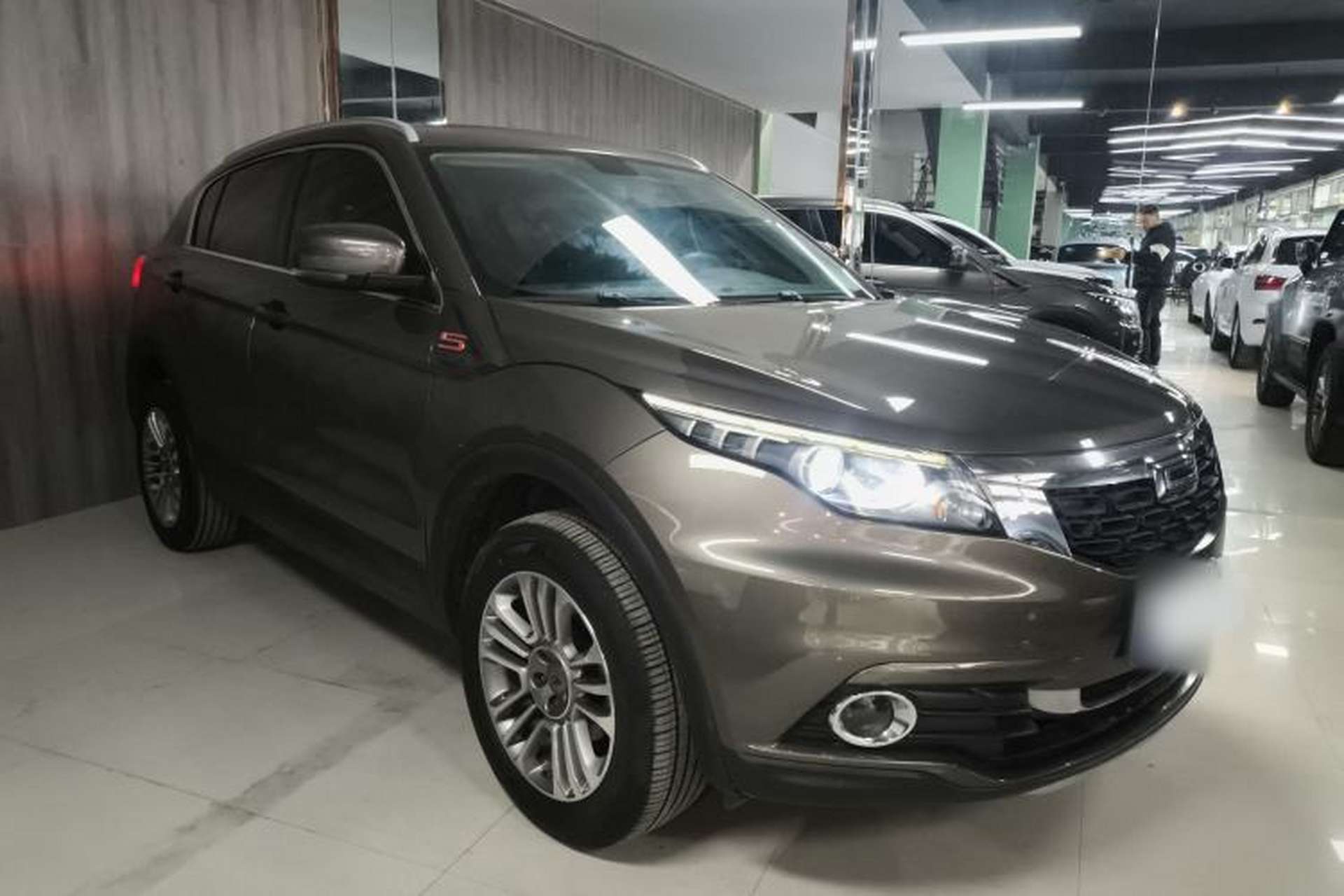 Used Qoros 5 2018 1.6T Automatic Prestige Model Front Right 45 Deg