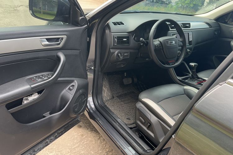 Used Qoros 5 2018 1.6T Automatic Prestige Model Interior 2