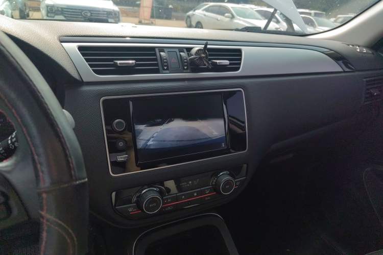 Used Qoros 5 2018 1.6T Automatic Prestige Model Audio And AC Panel