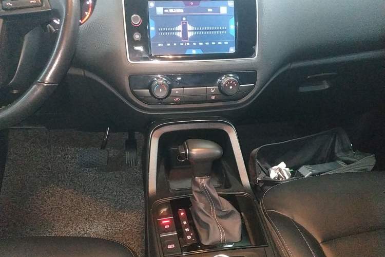 Used Qoros 5 2018 Revised Version 1.6T Automatic Leading Edition Audio And AC Panel