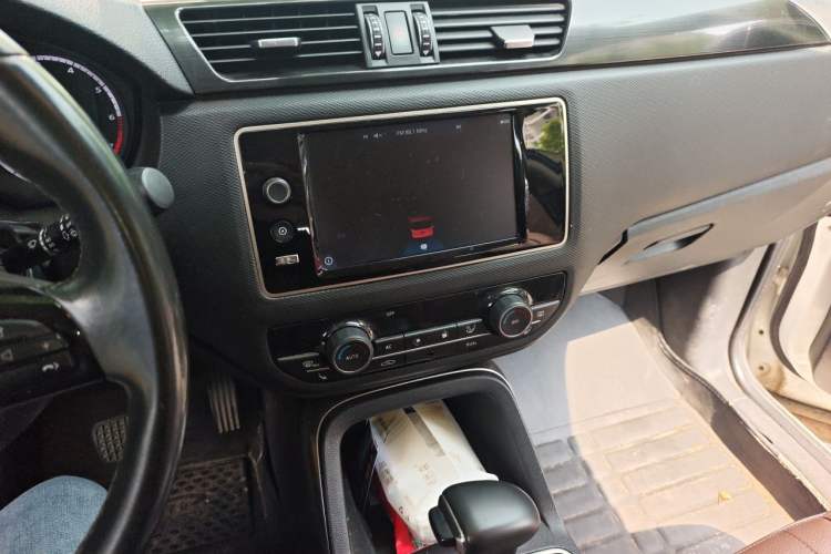 Used Qoros 5 2018 1.6T Automatic Flagship Model Audio And AC Panel
