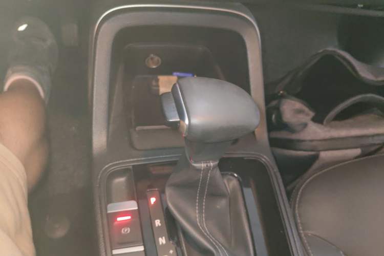 Used Qoros 5 2018 Revised Version 1.6T Automatic Leading Edition Gear Lever