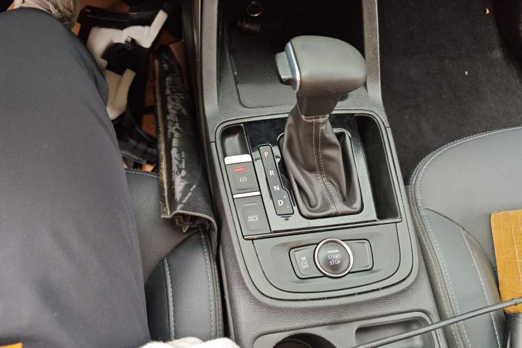 Used Qoros 5 2018 Revised Version 1.6T Automatic Leading Edition Gear Lever