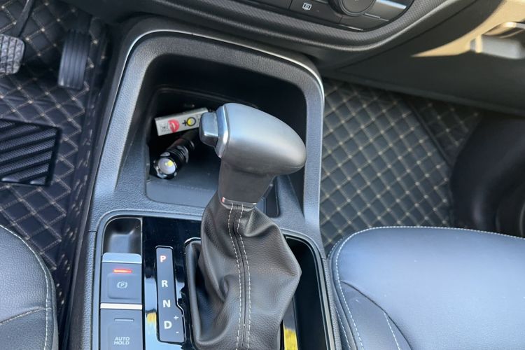 Used Qoros 5 2018 Revised Version 1.6T Automatic Leading Edition Gear Lever