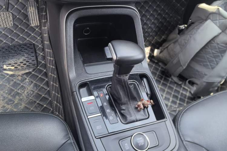 Used Qoros 5 2018 Revised Version 1.6T Automatic Leading Edition Gear Lever