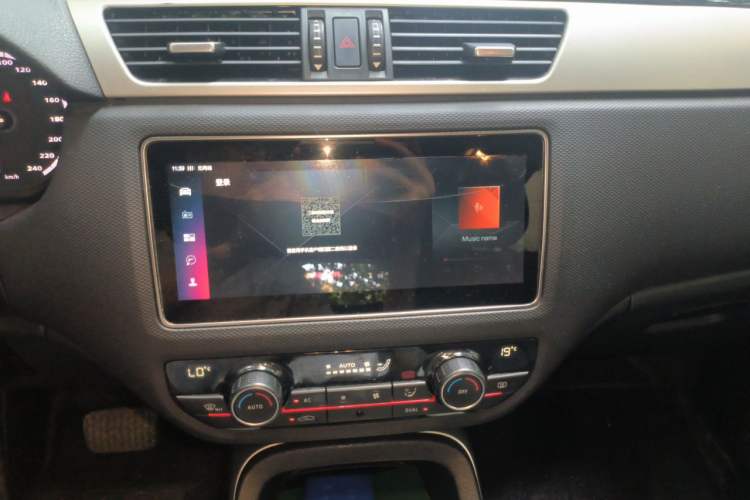 Used Qoros 5 2019 Qoros 5S 1.6 TGDI Prestige Model Audio And AC Panel