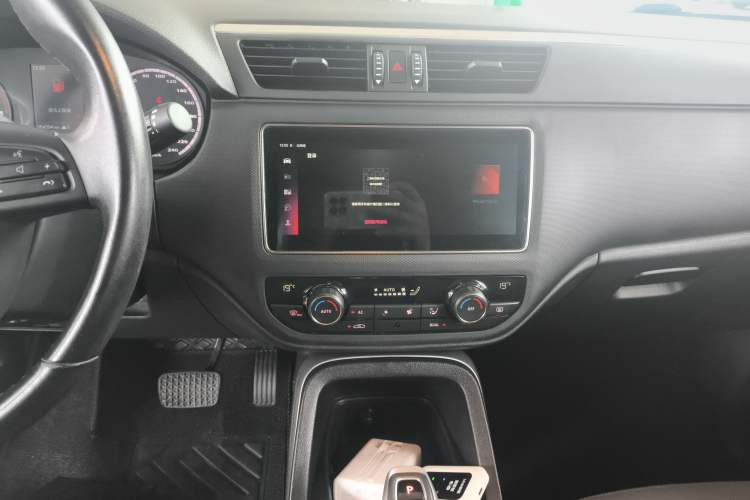Used Qoros 5 2019 Qoros 5S 1.6 TGDI Leading Model Audio And AC Panel