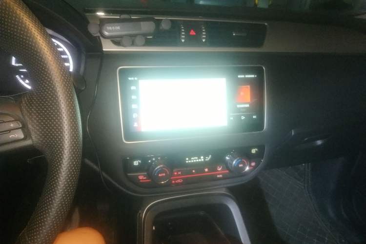 Used Qoros 5 2019 Qoros 5S 1.6 TGDI Prestige Model Audio And AC Panel
