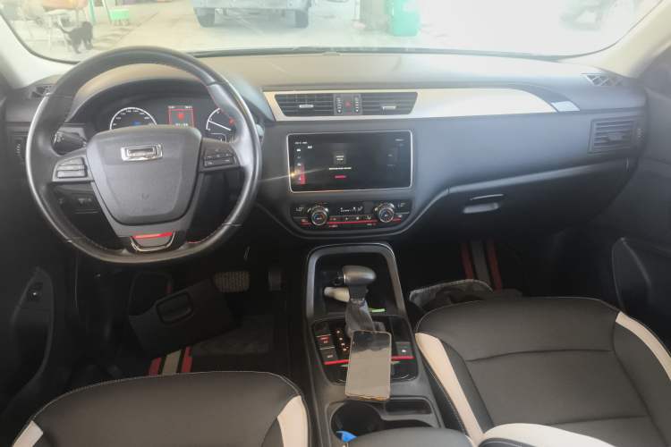 Used Qoros 5 2019 1.6T Automatic Zhiyun Connect (AliOS) Edition Prestige Model Center Console
