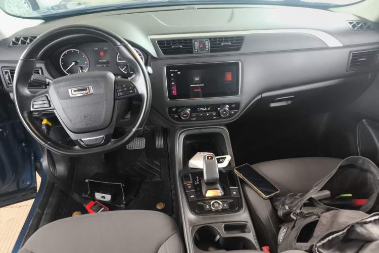 Used Qoros 5 2019 Qoros 5S 1.6 TGDI Leading Model Center Console