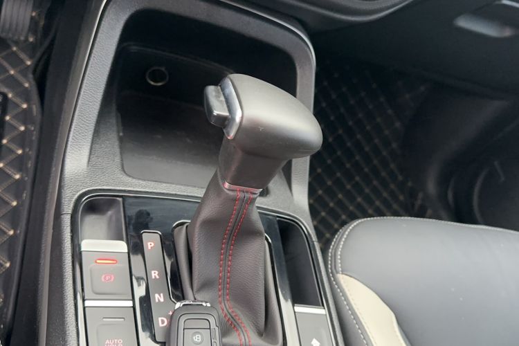 Used Qoros 5 2019 1.6T Automatic Zhiyun Connect (AliOS) Edition Prestige Model Gear Lever