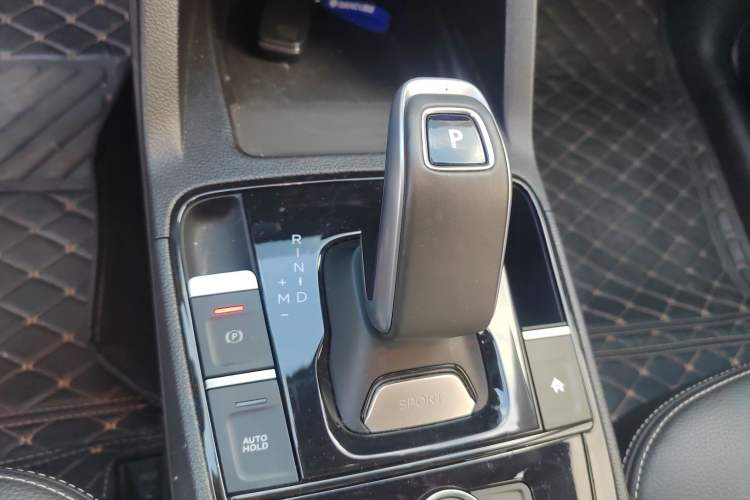 Used Qoros 5 2019 Qoros 5S 1.6 TGDI Prestige Model Gear Lever