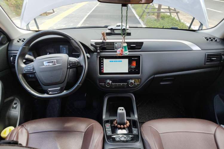 Used Qoros 5 2019 Qoros 5S 1.6 TGDI Leading Model Center Console