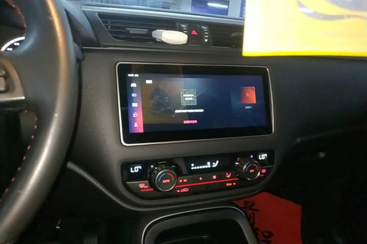 Used Qoros 5 2019 Qoros 5S 1.6 TGDI Prestige Model Audio And AC Panel