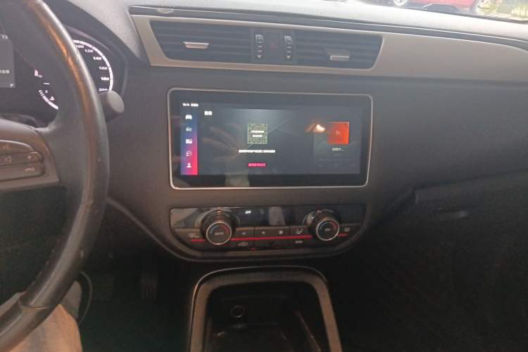 Used Qoros 5 2019 Qoros 5S 1.6 TGDI Prestige Model Audio And AC Panel