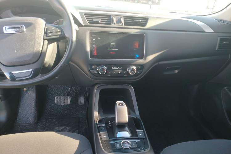 Used Qoros 5 2019 Qoros 5S 1.6 TGDI Leading Model Audio And AC Panel