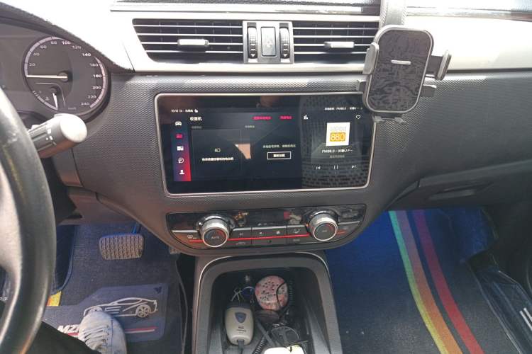 Used Qoros 5 2019 Qoros 5S 1.6 TGDI Prestige Model Audio And AC Panel