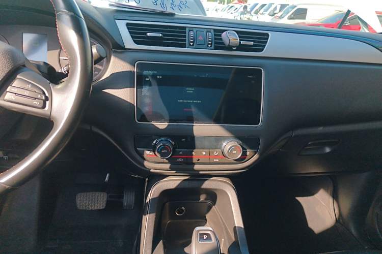 Used Qoros 5 2019 Qoros 5S 1.6 TGDI Prestige Model Audio And AC Panel